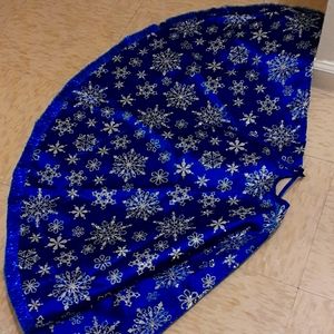 Tree skirt never used